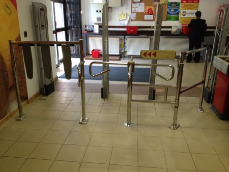 Vevő beengedő forgó kereszt